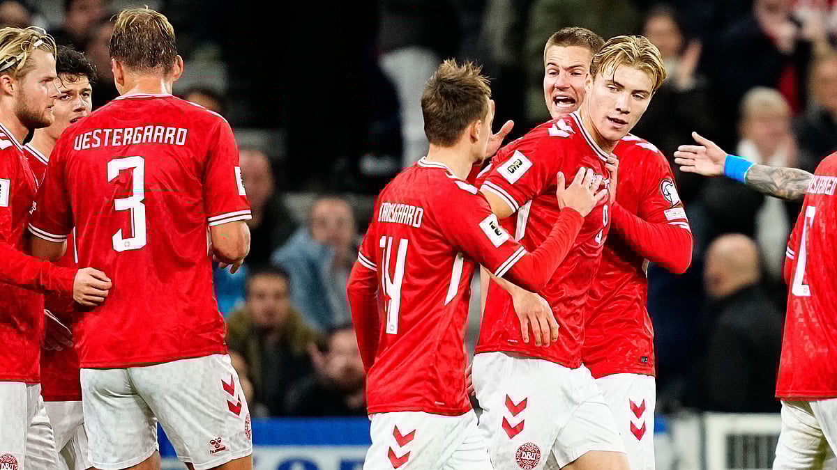 | Photo: Ritzau Scanpix/Mads Claus Rasmussen via AP : Denmark's Rasmus Hoejlund, centre right, celebrates with teammates after scoring the opening goal during the World Cup group C qualification match between Denmark and Greece at Parken stadium in Copenhagen, Sunday, Oct. 12, 2025.