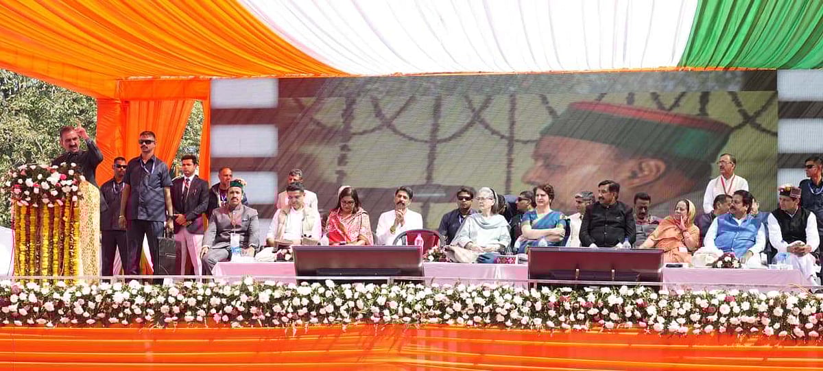 Dignitaries at the statue unveiling event