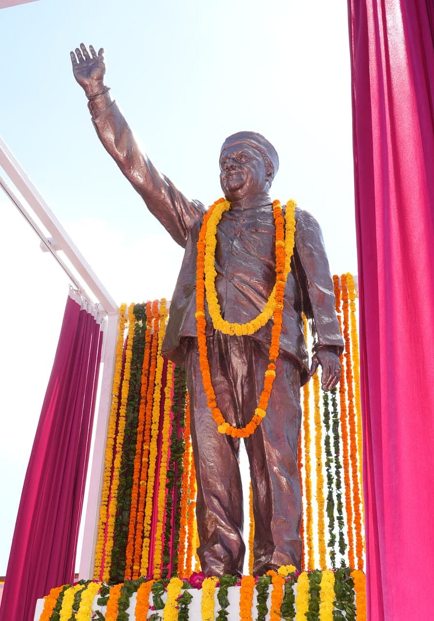 Sonia Gandhi Unveils Virbhadra Singh Statue In Shimla; Priyanka Hails His Legacy And Himachal’s Development