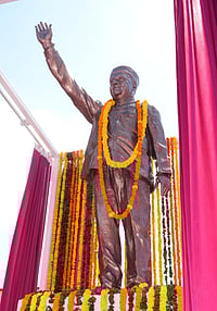 Sonia Gandhi Unveils Virbhadra Singh Statue In Shimla; Priyanka Hails His Legacy And Himachal’s Development