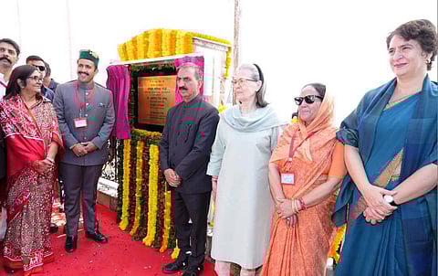 Sonia Gandhi, Priyanka Gandhi and Himachal Pradesh CM Sukhvinder Singh Sukhu unveiling the statue