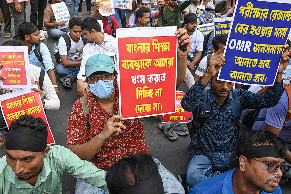 West Bengals SLST 2 job aspirants protest