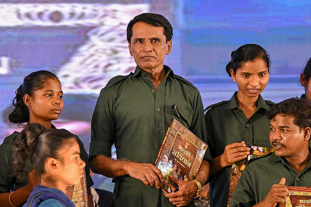 Naxal leader Bhupathi surrendered before CM Fadnavis