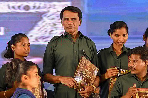 Naxal leader Bhupathi surrendered before CM Fadnavis