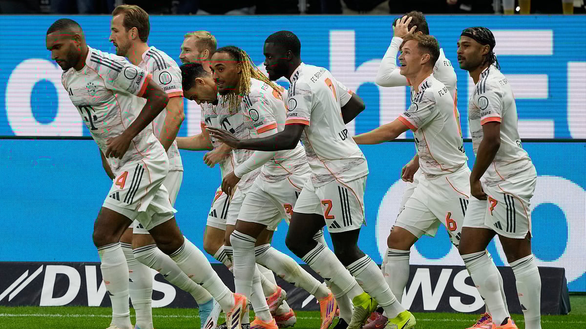 | Photo: AP/Michael Probst : Bayern Munich' s Luis Diaz  celebrates with team mates Leon Goretzka, Serge Gnabry, Joshua Kimmich, Harry Kane, Konrad Laimer after scoring his side's opening goal during the Bundesliga soccer match between Eintracht Frankfurt and FC Bayern Munich in Frankfurt, Germany, Saturday, Oct. 4, 2025. 