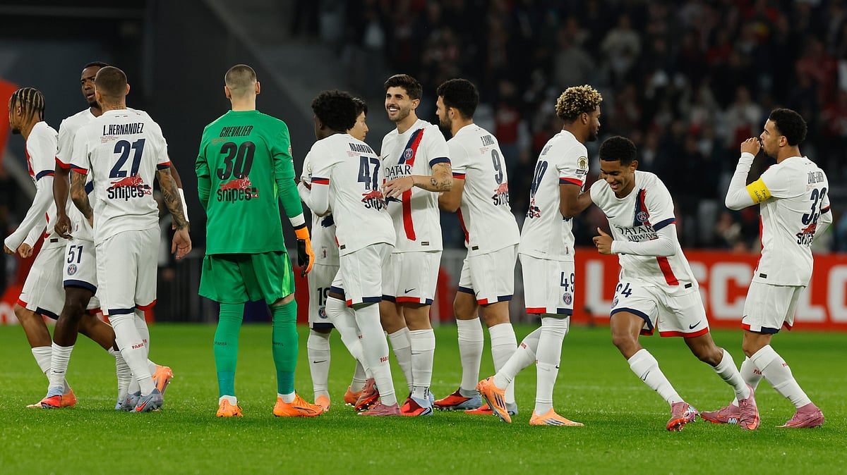 | Photo: AP/Jean-Francois Badias : PSG's players prepare for the start of the French League One soccer match between Lille and Paris Saint-Germain at the Stade Pierre-Mauroy in Villeneuve-d'Ascq, outside Lille, France, Sunday, Oct. 5, 2025.