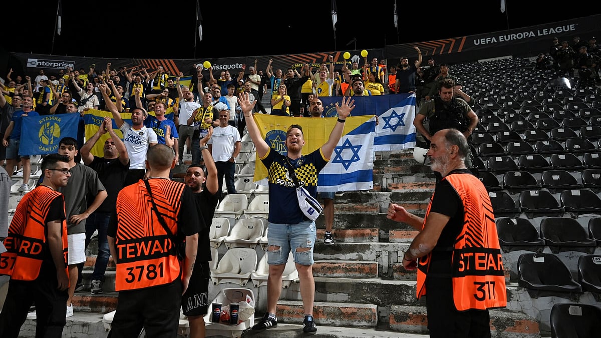 | Photo: AP/Giannis Papanikos : Maccabi Tel Aviv's fans chant slogans at the end of the Europa League soccer match between PAOK and Maccabi Tel Aviv at Toumpa stadium, in Thessaloniki, Greece, Wednesday, Sept. 24, 2025.