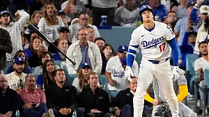AP/Mark J. Terrill : Los Angeles Dodgers' Shohei Ohtani watches his home run against the Milwaukee Brewers