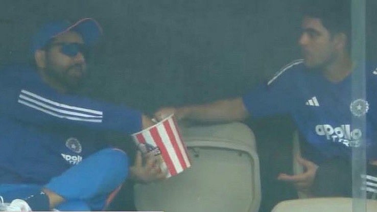 StarSportsIndia : Shubman Gill sharing popcorn with Rohit Sharma during rain break in India vs Australia 1st ODI
