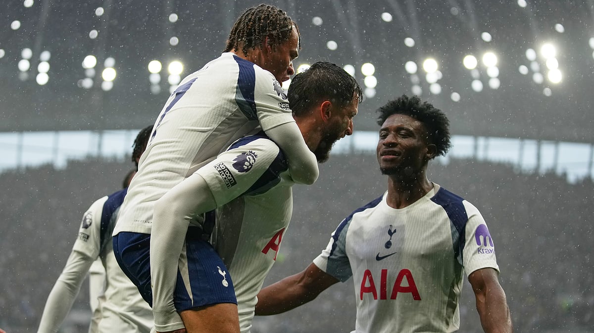Tottenham's Rodrigo Bentancur, center, celebrates scoring with teammate during the English Premier League soccer match between Tottenham Hotspur and Aston Villa in London, Sunday, Oct. 19, 2025. - | Photo: AP/Joanna Chan