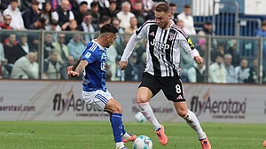 AP : Teun Koopmeiners, right, challenges for the ball during the Serie A soccer match between Como and Juventus in Como, Italy, Saturday.