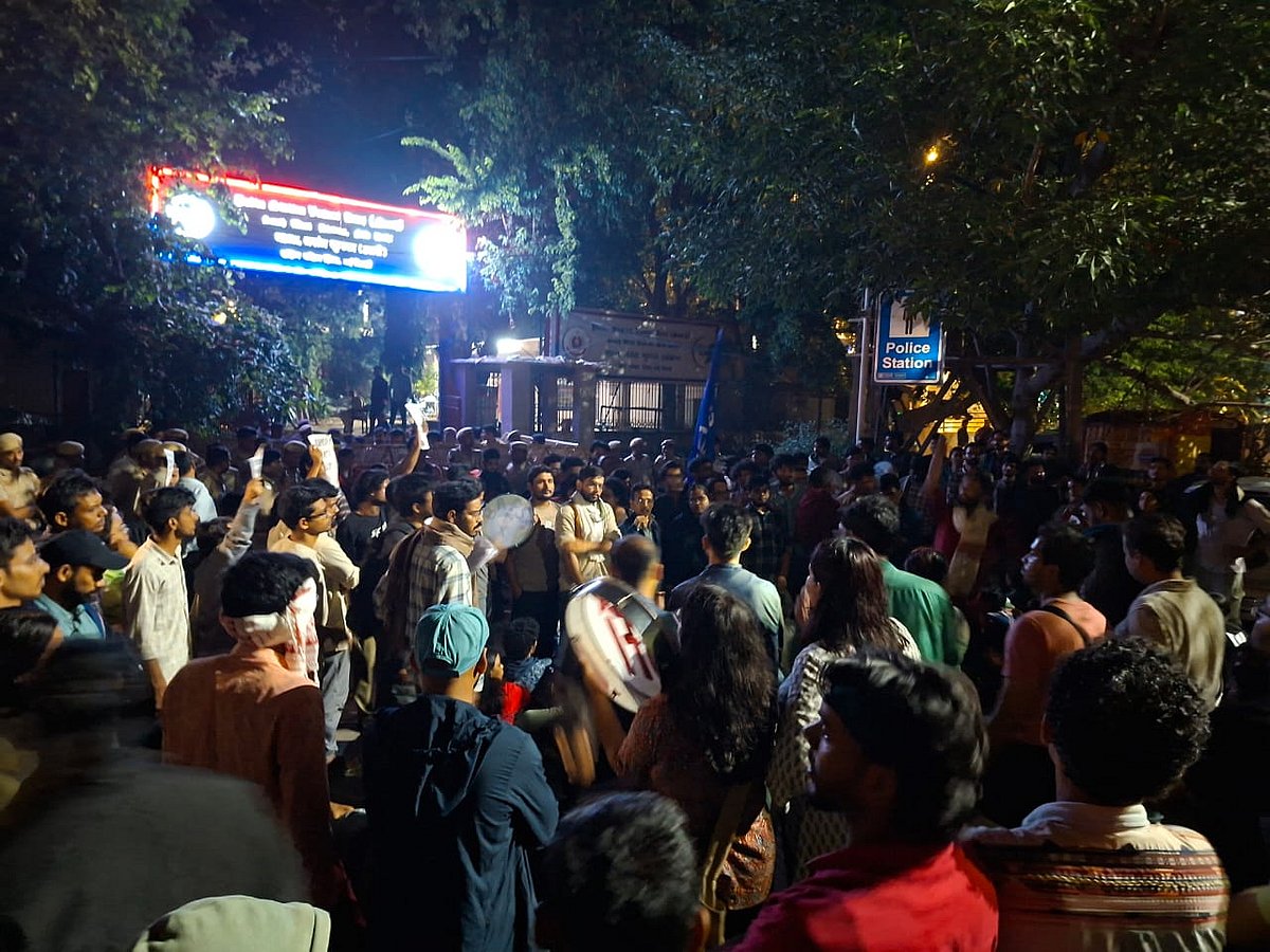 Thousand Protest infont of Police station