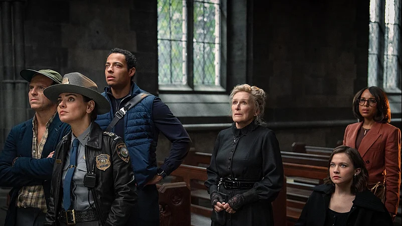 Glenn Close, Mila Kunis, Andrew Scott, Kerry Washington in Wake Up Dead Man (2025)