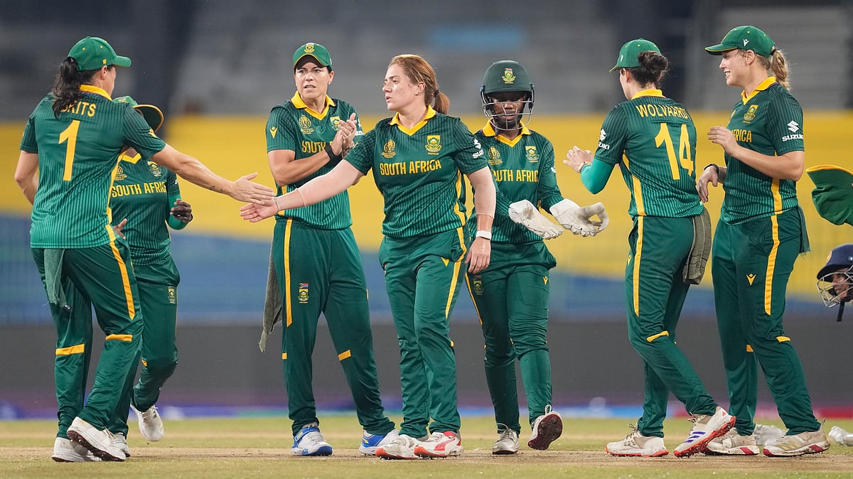 | Photo: AP/Eranga Jayawardena : South Africa's Nadine de Klerk celebrates with teammates the wicket of Sri Lanka's Kaveesha Dilhari during the ICC Women's Cricket World Cup match between South Africa and Sri Lanka at Premadasa Stadium in Colombo, Sri Lanka, Friday, Oct, 17, 2025.