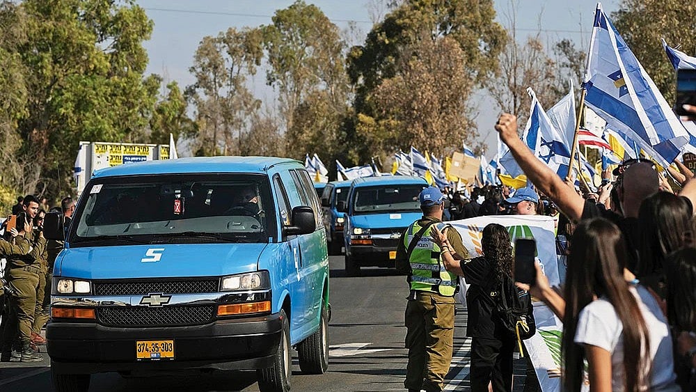 Uneasy Truce: People react as a convoy carrying the hostages released from the Gaza Strip arrive near Re’im, Israel, on October 13, 2025 - | Photo: AP