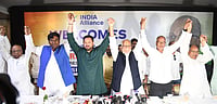 IMAGO / Hindustan Times : Former Supreme Court judge and INDIA bloc’s Vice-Presidential candidate Justice B. Sudershan Reddy along with RJD LoP Tejashwi Yadav Congress state president Rajesh Ram, VIP CHief Mukesh Sahni and others join hands during a press conference at Hotel Maurya on September 4, 2025 in Patna, India.