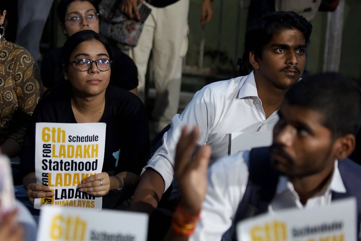 IMAGO / Anshuman Akash : Climate activist Sonam Wangchuk interacts with students who came in support of Sonam™s movement during a hunger strike demanding the inclusion of Ladakh in the Sixth Schedule of the Indian constitution, at the Ladakh Bhawan, in New Delhi India on Wednesday October 16, 2024. New Delhi India.