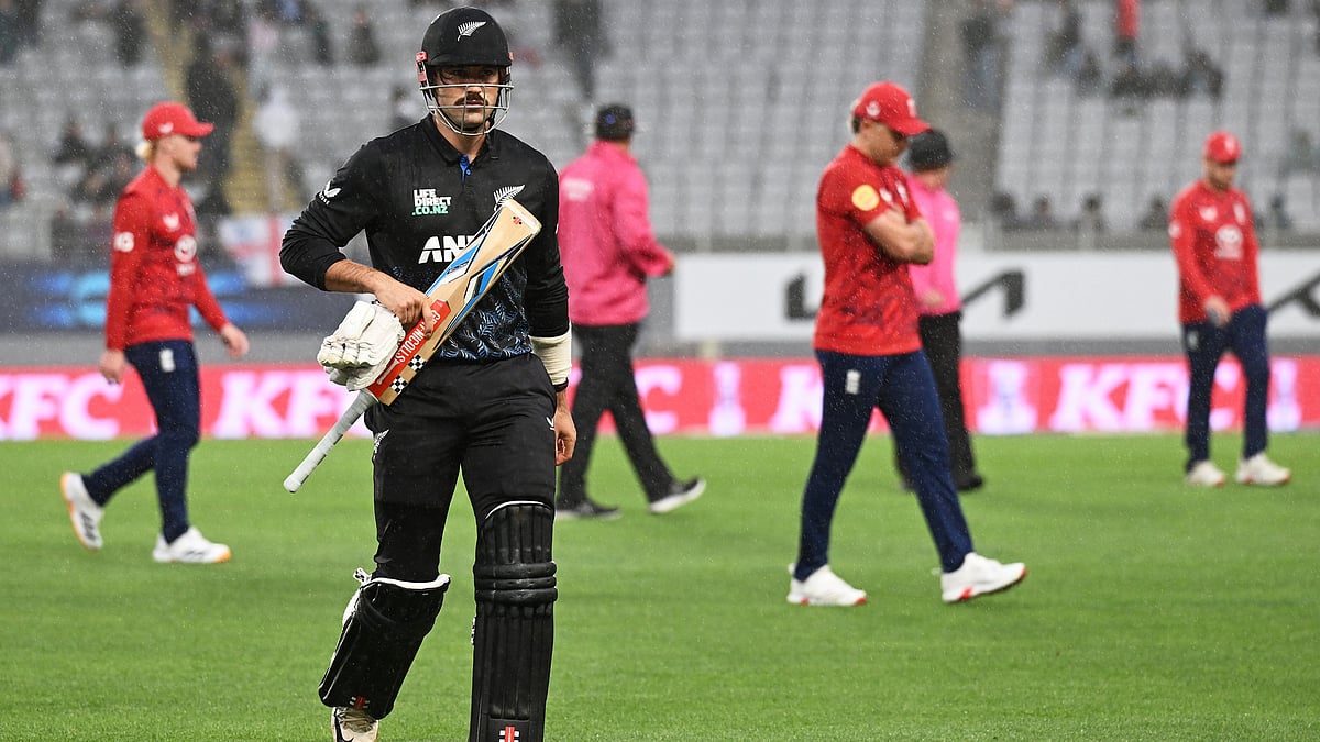 | Photo: AP/Andrew Cornaga                                           : New Zealand's Tim Robinson leaves the field as the rain stops play during the T20 cricket international between New Zealand and England in Auckland, New Zealand, Thursday, Oct.23, 2025. 