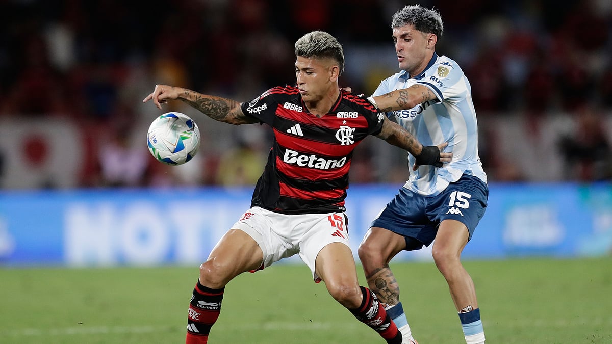 AP/Bruna Prado : Jorge Carrascal of Brazil's Flamengo, left, is challenged by Gaston Martirena of Argentina's Racing Club during a Copa Libertadores semifinal first leg soccer match in Rio de Janeiro.