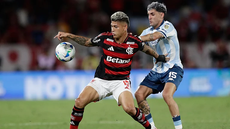 Jorge Carrascal of Brazil's Flamengo, left, is challenged by Gaston Martirena of Argentina's Racing Club during a Copa Libertadores semifinal first leg soccer match in Rio de Janeiro. - AP/Bruna Prado