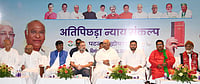 IMAGO/Hindustan Times : Congress President Mallikarjun Kharge, Leader of Opposition in Lok Sabha and Congress leader Rahul Gandhi, and Rashtriya Janata Dal (RJD) leader Tejashwi Yadav and others during the launch of the Ati Pichhra Nyay Sankalp at Hotel Chanakya on September 24, 2025 in Patna, India. The document, a 10-point manifesto, was released by the Mahagathbandhan (Grand Alliance) for the Extremely Backward Classes (EBCs) ahead of the Bihar Assembly elections. 