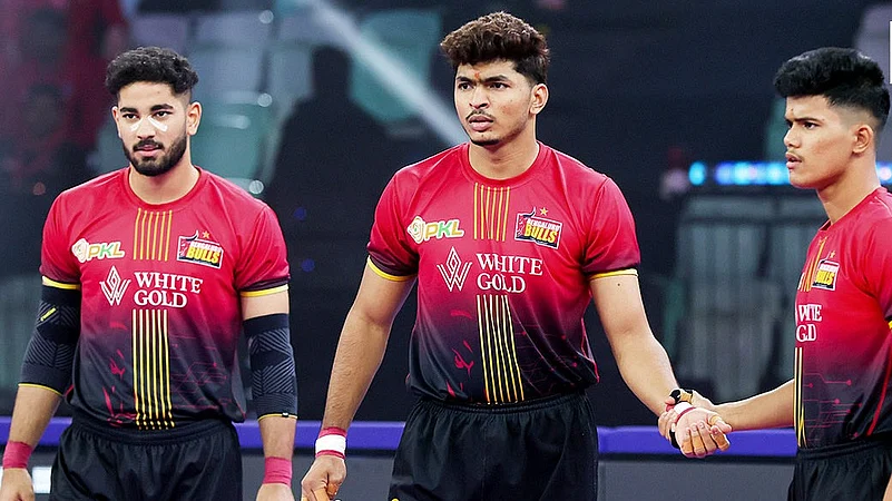 PKL 2025: Bengaluru Bulls Crush Gujarat Giants 54–26 To Seal Top-Four Spot