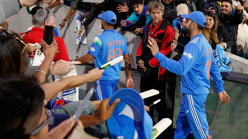 India vs Australia 2nd ODI 2025 Virat Kohli gloves off gesture Sunil Gavaskar retirement rumours