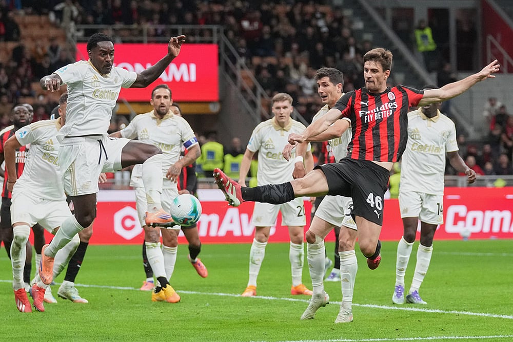 | Photo: AP/Antonio Calanni : Pisa's M'Bala Nzola, left, and AC Milan's Matteo Gabbia go for the ball during the Serie A soccer match between AC Milan and Pisa in Milan, Italy.