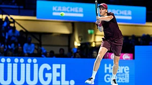Jannik Sinner beat Alex De Minaur to progress to the Vienna Open final