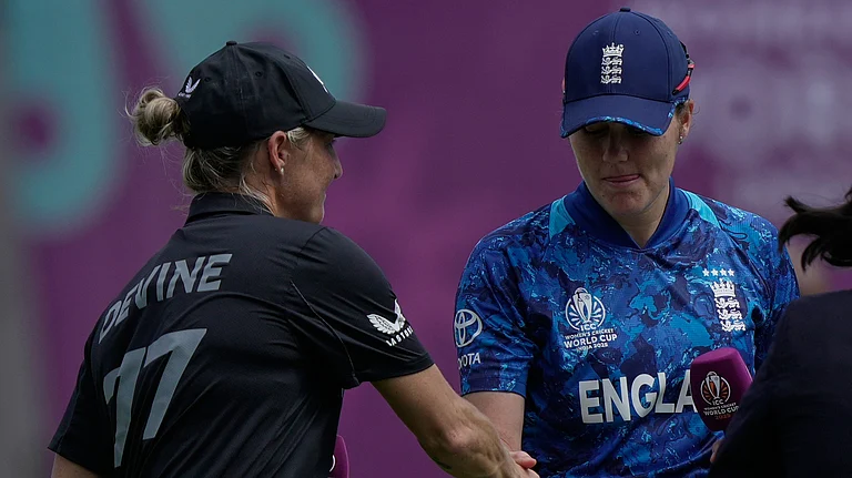New Zealand's captain Sophie Devine, left, and England's captain Nat Sciver-Brunt shake hands after the toss during the ICC Women's Cricket World Cup match between England and New Zealand at ACA–VDCA Cricket Stadium in Visakhapatnam, India, Sunday, Oct. 26, 2025. - | Photo: AP/Mahesh Kumar A.