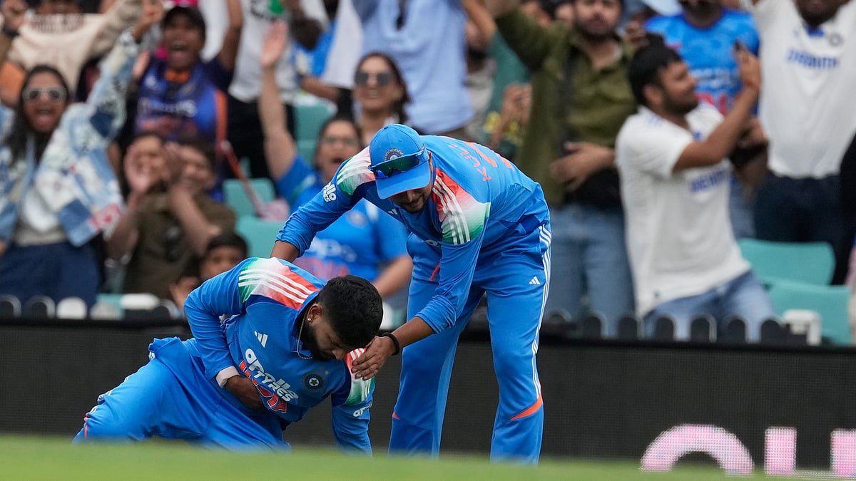  (AP Photo/Rick Rycroft) : India's Shreyas Iyer, left, is injured after catching out Australia's Alex Carey during their One Day International cricket match in Sydney, Australia, Saturday, Oct. 25, 2025.