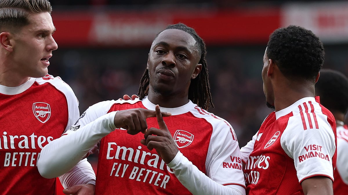 AP : Eberechi Eze, second right, celebrates with his teammates after scoring his side's opening goal during the English Premier League soccer match