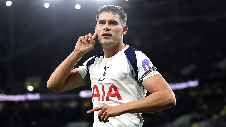Tottenham goalscorer Micky van de Ven - null