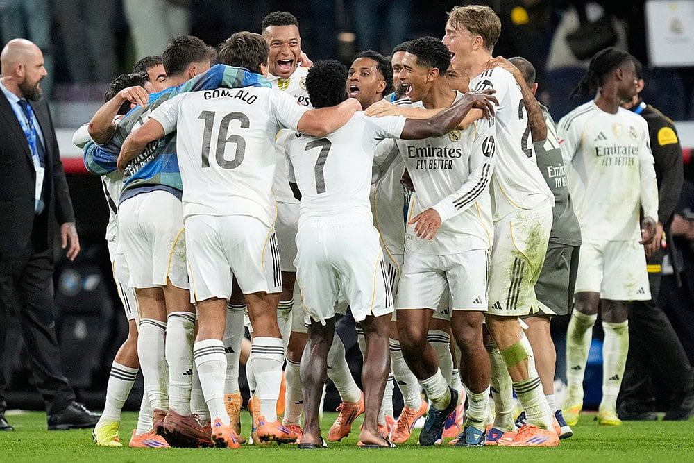 Real Madrid players celebrate after a La Liga soccer match between Real Madrid and Barcelona in Madrid, Spain. - | Photo: AP/Bernat Armangue
