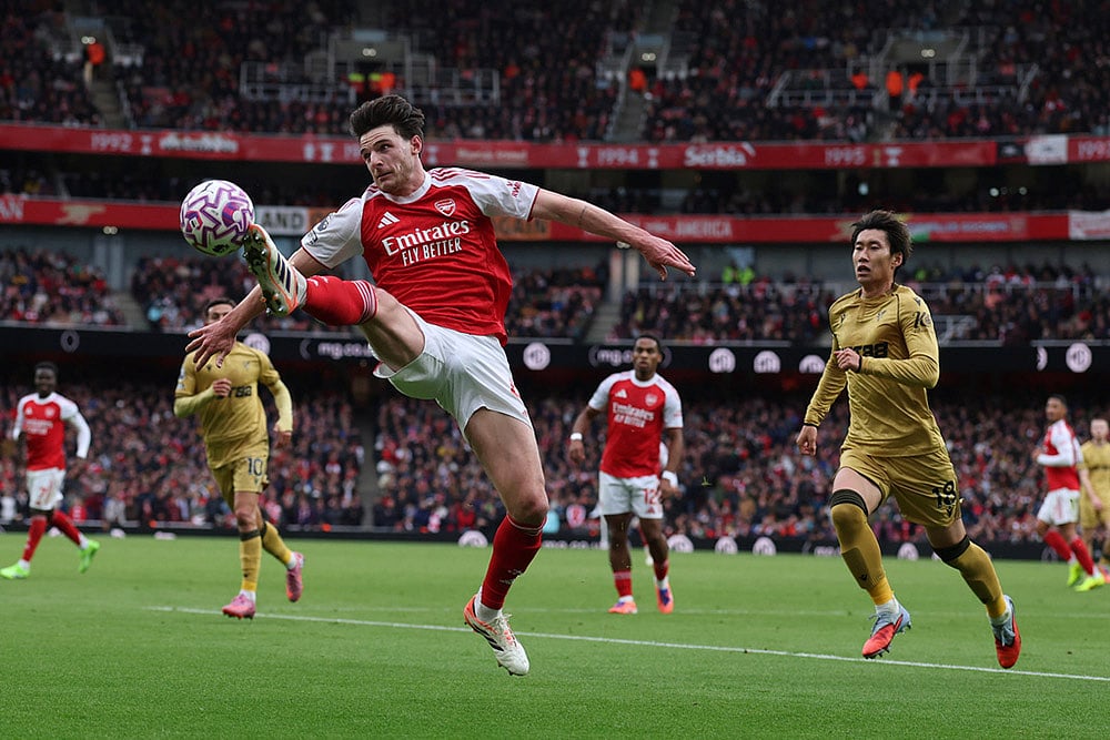 | Photo: AP/Richard Pelham : Arsenal's Declan Rice, centre, kicks the ball as Crystal Palace's Daichi Kamada, right, and Yeremy Pino look him during the English Premier League soccer match between Arsenal and Crystal Palace in London.
