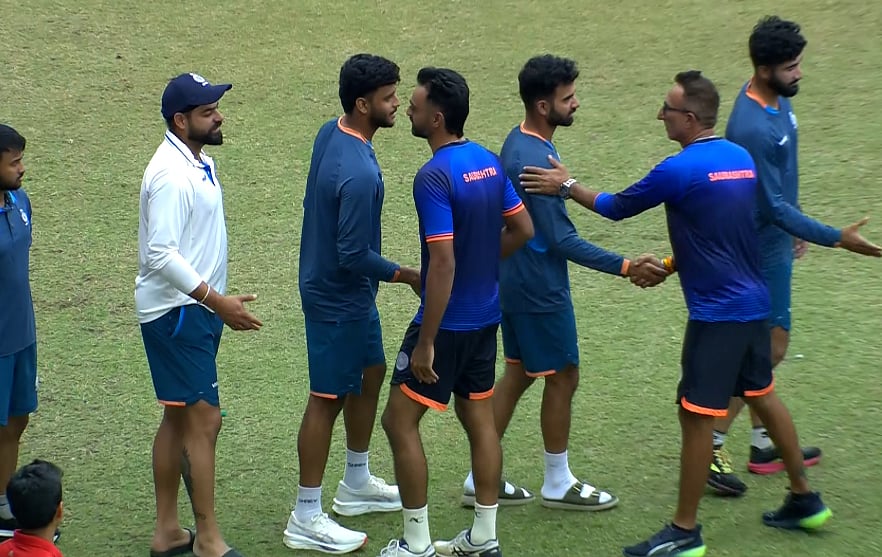 X/BCCI Domestic : Handshakes between Saurashtra and Madhya Pradesh after their round 2 match ended in a draw.