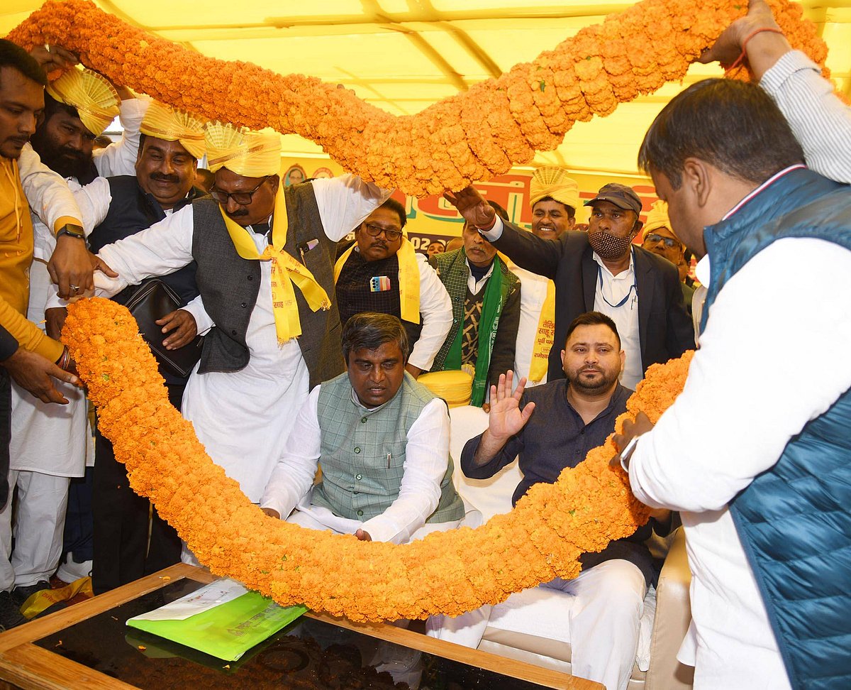 IMAGO / Hindustan Times : RJD leader Tejashwi Yadav with Ranvijay Sahu MAL being garlanded during Teli Hunkar Rally at Millar School ground on February 9, 2025 in Patna, India. (Photo by Santosh Kumar Hindustan Times ) Bihar Politics And Governance

