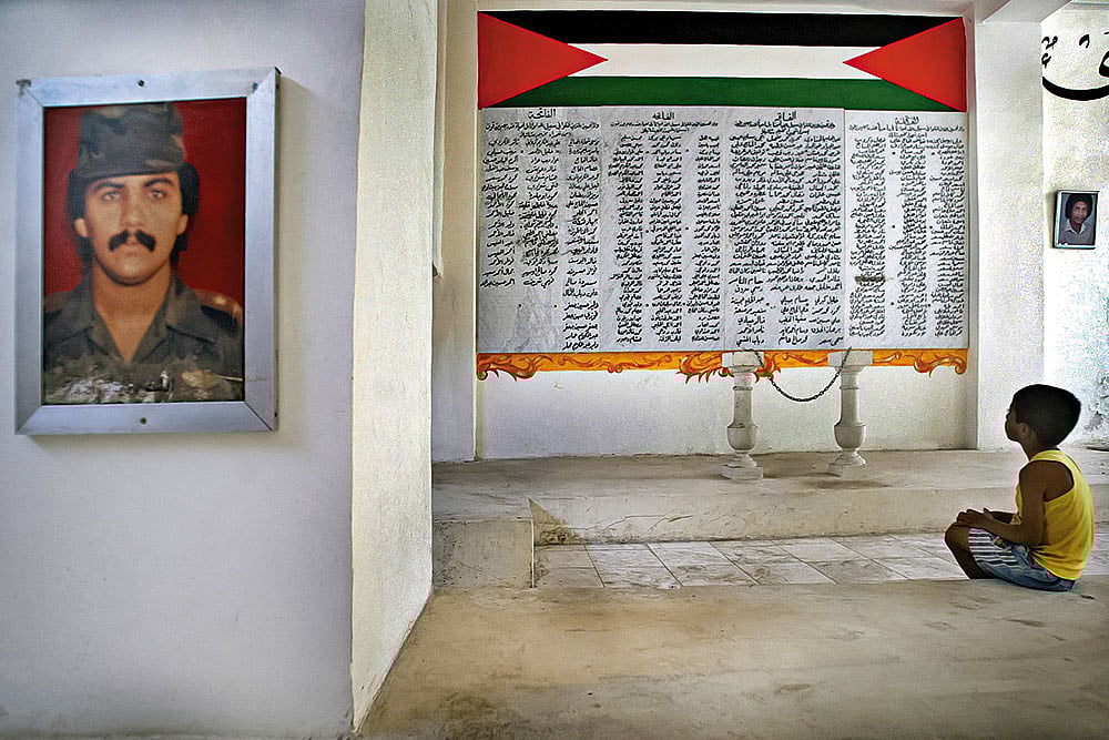 Homage to the Martyrs: A child sitting at the memorial for thousands of Palestinians, mainly civilians, who were massacred by the Lebanese militia in Beirut - | Photo: Imago/Zuma Press Wire