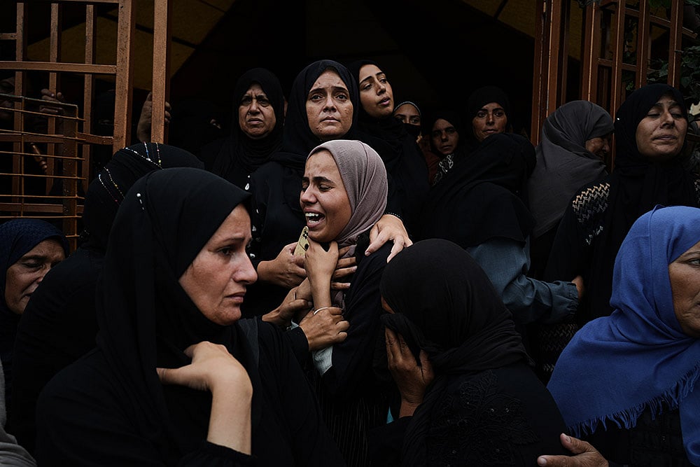 Gaza war, Israeli army strike on the Bureij camp_Mourners at Nasser Hospital
