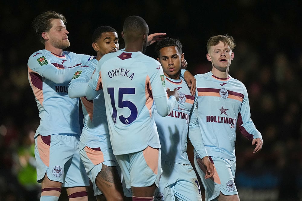 EFL Cup 2025-26, Grimsby Town vs Brentford: Brentford's Fabio Carvalho, second right, celebrates scoring with teammates during the English League Cup fourth round soccer match between Grimsby Town and Brentford in Grimsby, England. - | Photo: Mike Egerton/PA via AP
