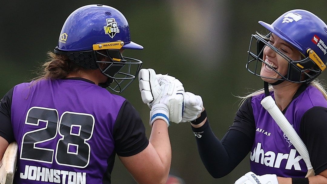 X/@HurricanesBBL : Hobart Hurricanes women celebrating a win.