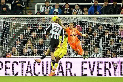 Newcastle vs Tottenham: Newcastle United's Nick Woltemade, left, scores during the English League Cup fourth round soccer match between Newcastle United and Tottenham Hotspur in Newcastle, England.