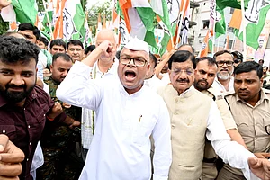 IMAGO / ANI News : Congress state president Rajesh Ram, along with party supporters, take out a protest march Patna, Sep 18 (ANI): Congress state president Rajesh Ram, along with party supporters, take out a protest march against the Bihar BJP-JD(U) government s alleged decision to allocate 1,050 acres of land and 10 lakh (1 million) trees to Adani s company in Bhagalpur for only ₹1 per year, in Patna on Thursday.
