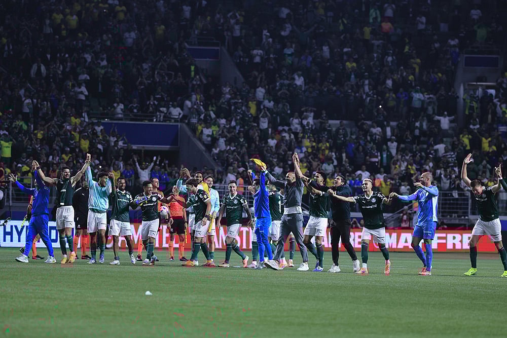 Players of Brazil's Palmeiras celebrate at the end of the Copa Libertadores semifinal second leg soccer match against Ecuador's Liga Deportiva Universitaria in Sao Paulo. - | Photo: AP/Ettore Chiereguini