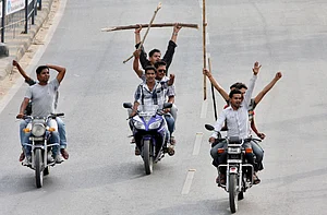 IMAGO / Newscom World : Violence Erupted During Ranvir Sena Chief Ranvir Brahmeshwar Singh s Funeral PATNA, INDIA – JUNE 2: Supporters on bikes carrying bamboo sticks and iron rods during at the funeral procession of Ranvir Sena chief Brahmeshwar Singh Mukhiya , on June 2, 2012 in Patna, India.
