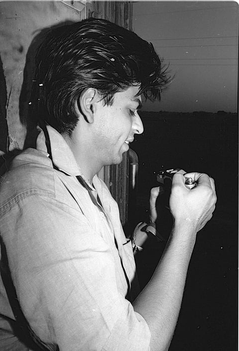 SRK clicking pics while travelling