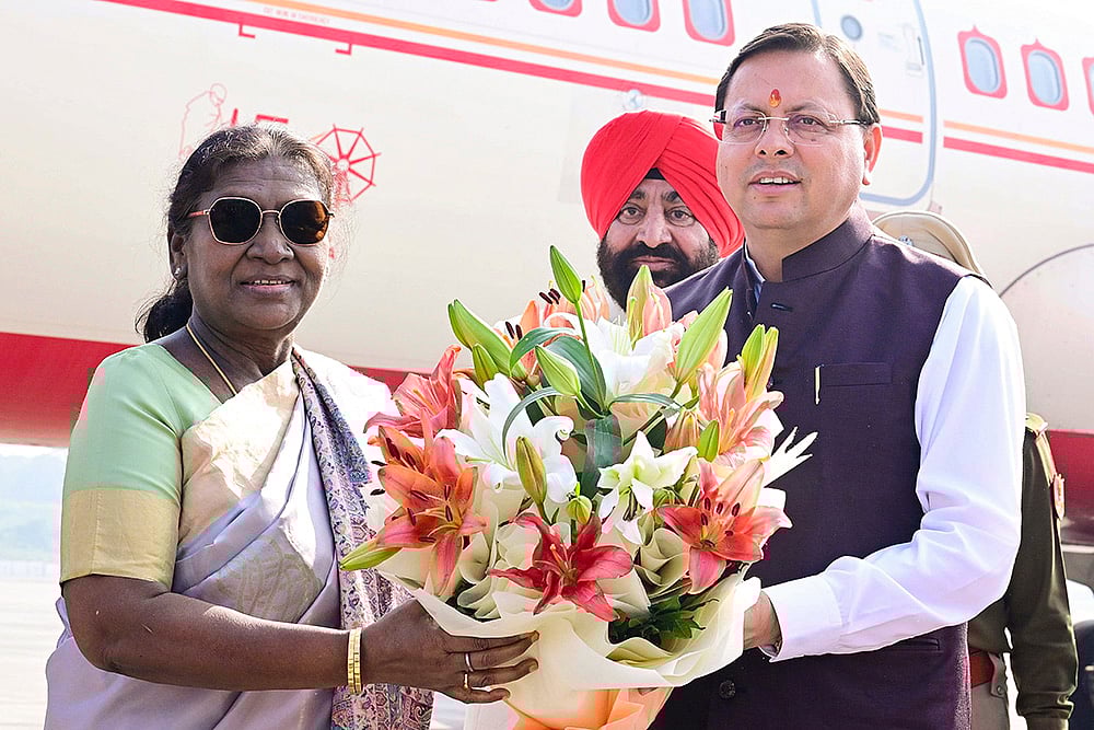 President Droupadi Murmu being received by Uttarakhand Chief Minister Pushkar Singh Dhami on her arrival in Dehradun. State Governor Lt. Gen. Gurmit Singh (Retd.) also present.  - | Photo: @rashtrapatibhvn/X via PTI 