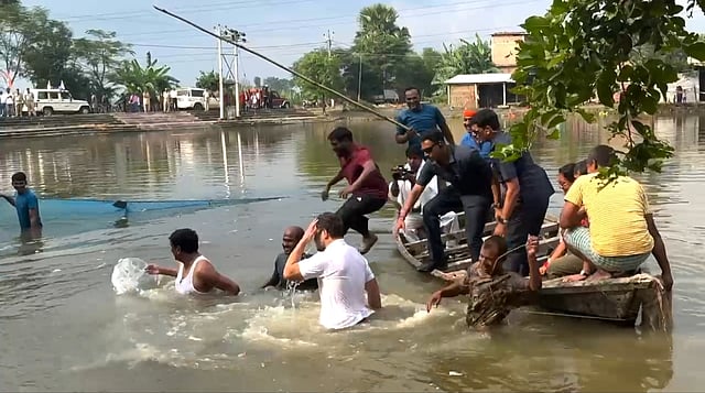 Rahul Gandhi Jumps Into Begusarai Pond In Poll Outreach