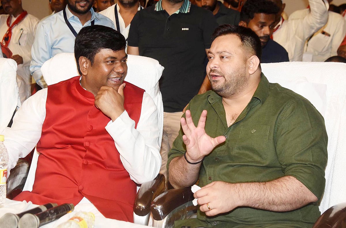 PATNA, INDIA - JULY 25: Leader of Opposition and RJD leader Tejashwi Yadav with Vikasshil Insaan Party president Mukesh Sahni during Veerangana Phoolan Devi Shahadat Diwas function at Bapu Sabhagar on July 25, 2025 in Patna, India. (Photo by Santosh Kumar Hindustan Times) Bihar Politics And Governance
 - Credits - Imago / Hindustan Times