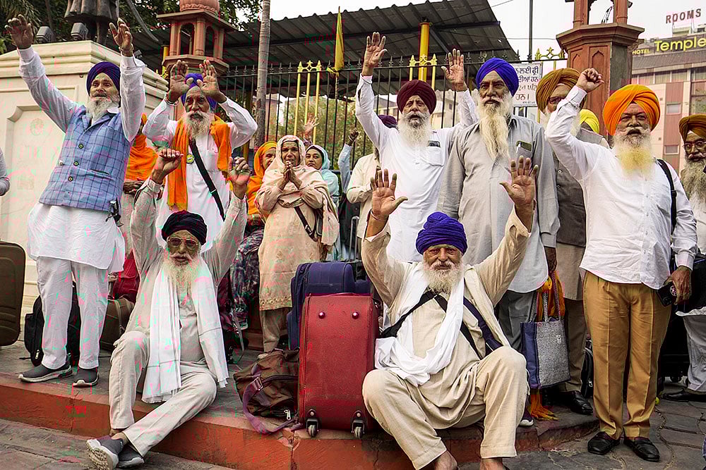 Sikhs leave for Pak for Gurpurab